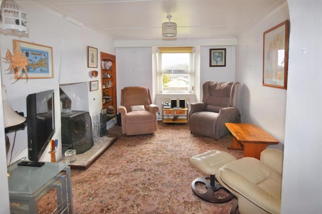Lot: 17 - END-TERRACE COTTAGE FOR UPDATING - 
